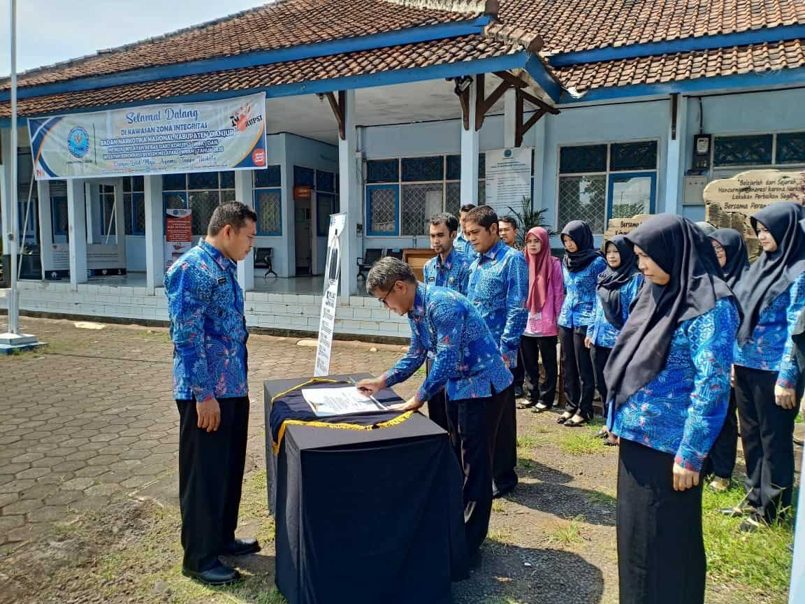 Pencanangan Zona Integritas BNNK Cianjur menuju Wilayah Bebas Korupsi (WBK) dan Wilayah Birokrasi Bersih Melayani (WBBM) Pencanangan Zona Integritas BNNK Cianjur menuju Wilayah Bebas Korupsi (WBK) dan Wilayah Birokrasi Bersih Melayani (WBBM)
