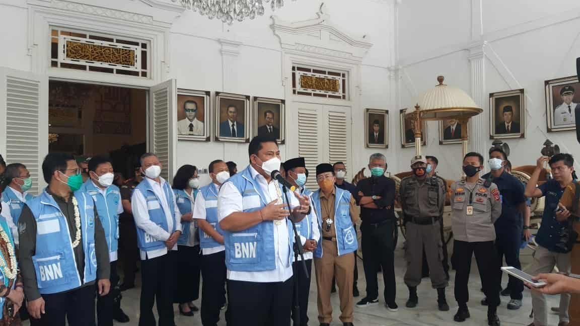 MENTERI DESA PDTT RI DAN KEPALA BNN RI TINJAU LANGSUNG PILOT PROJECT DESA BERSIH NARKOBA DI KABUPATEN CIANJUR MENTERI DESA PDTT RI DAN KEPALA BNN RI TINJAU LANGSUNG PILOT PROJECT DESA BERSIH NARKOBA DI KABUPATEN CIANJUR
