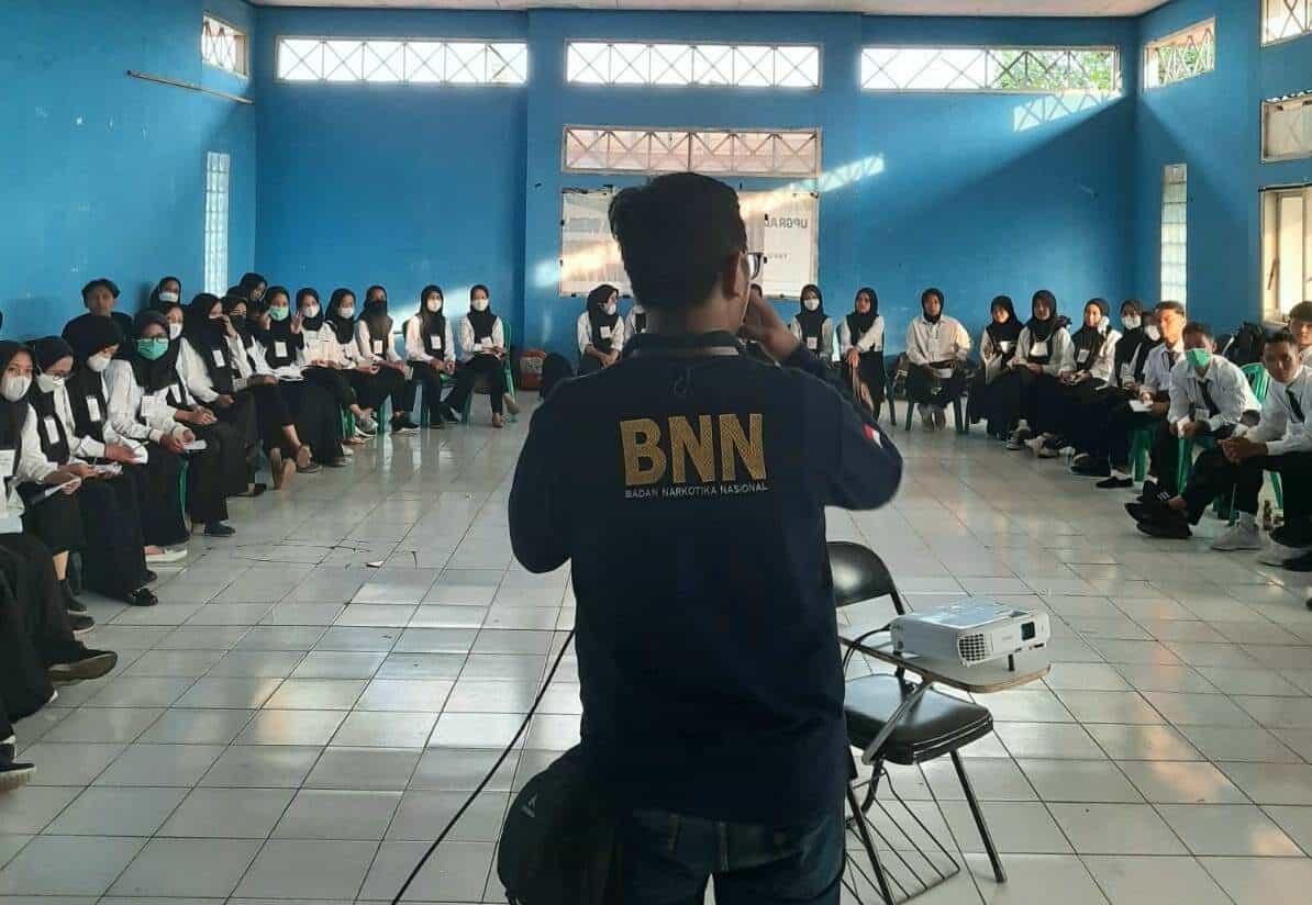 SOSIALISASI BAHAYA NARKOBA PADA KEGIATAN LATIHAN DASAR KEPEMIMPINAN MAHASISWA FEBI UNSUR SOSIALISASI BAHAYA NARKOBA PADA KEGIATAN LATIHAN DASAR KEPEMIMPINAN MAHASISWA FEBI UNSUR