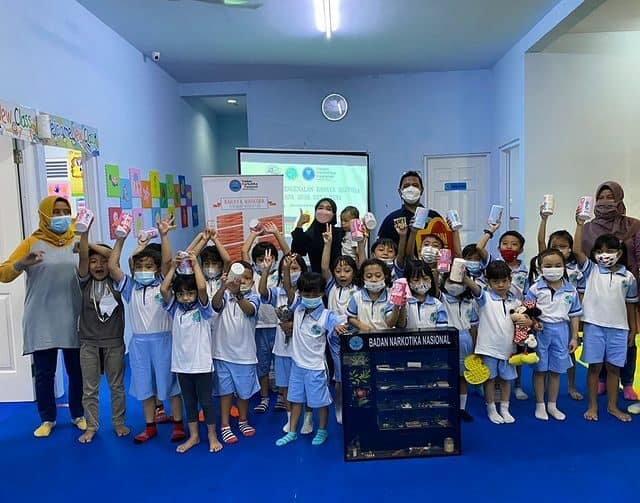 PENGENALAN BAHAYA NARKOBA PADA ANAK USIA DINI DI TK THAMRIN PUTRADJAYA MOESLIM PENGENALAN BAHAYA NARKOBA PADA ANAK USIA DINI DI TK THAMRIN PUTRADJAYA MOESLIM
