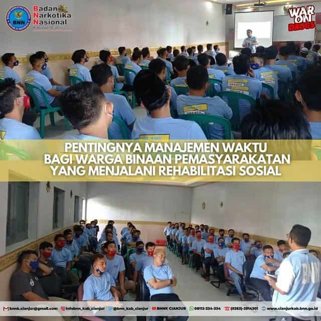 Penyampaian materi tentang Manajemen Waktu Bagi Warga Binaan Pemasyarakatan yang sedang menjalani Rehabilitasi Sosial di Lapas Kelas II B Cianjur Penyampaian materi tentang Manajemen Waktu Bagi Warga Binaan Pemasyarakatan yang sedang menjalani Rehabilitasi Sosial di Lapas Kelas II B Cianjur