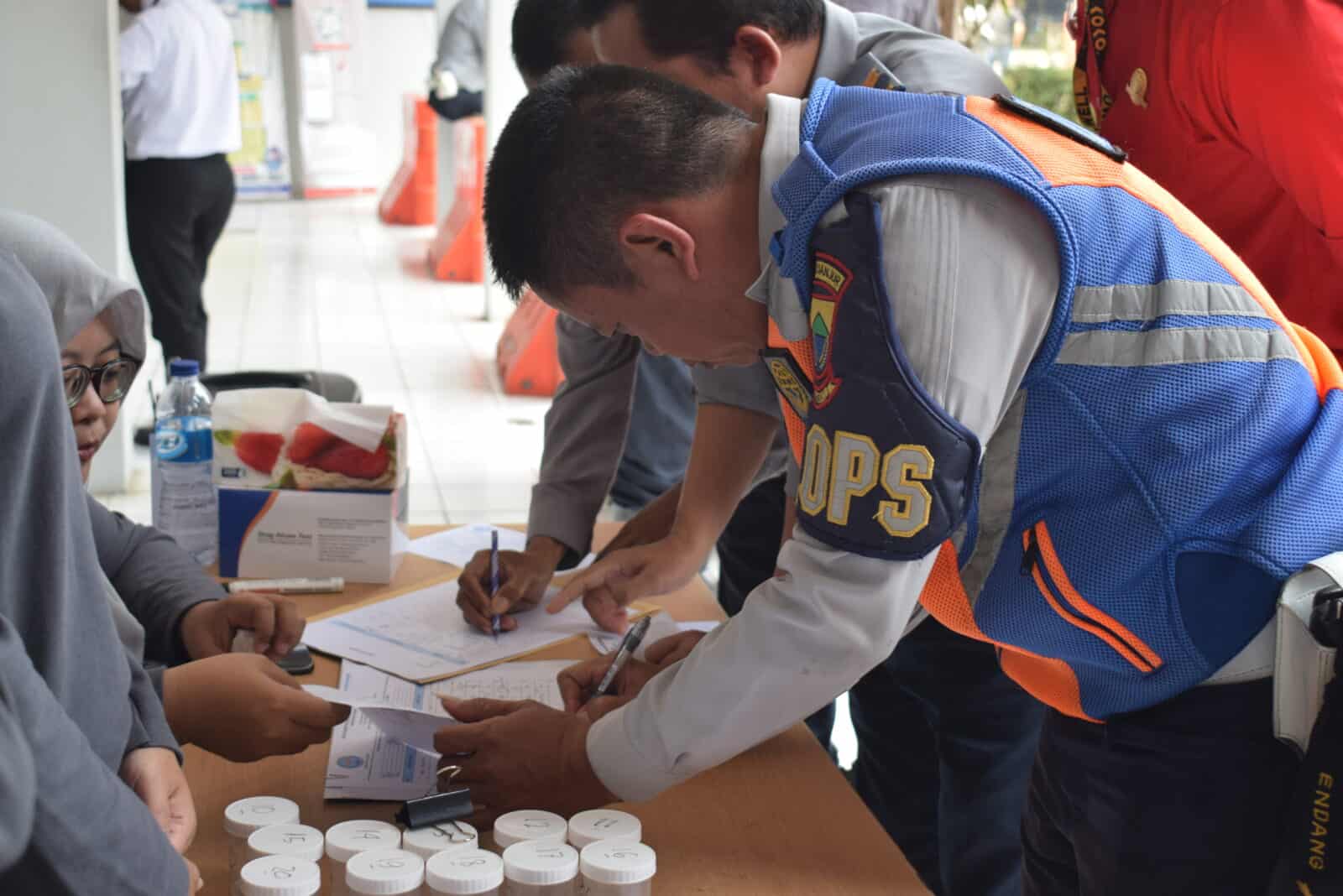 BNNK CIANJUR LAKUKAN TES URINE PEGAWAI ASN DISHUB CIANJUR DALAM RANGKA HARI PERHUBUNGAN NASIONAL