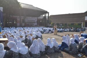 BNN AJAK SANTRI MENGGELORAKAN ANTI NARKOBA DALAM MEWUJUDKAN PONDOK PESANTREN BERSINAR
