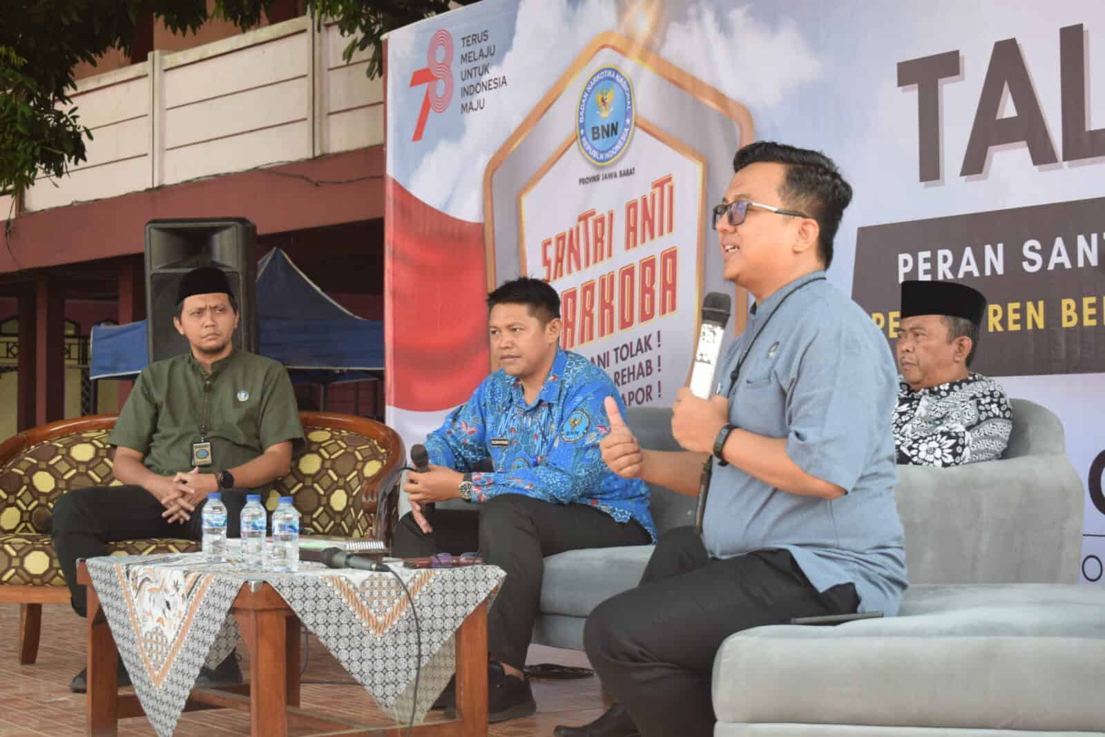 BNN AJAK SANTRI MENGGELORAKAN ANTI NARKOBA DALAM MEWUJUDKAN PONDOK PESANTREN BERSINAR