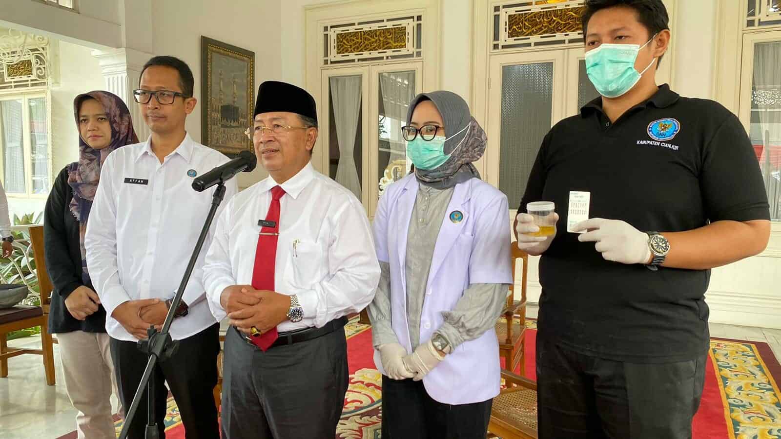 BUPATI CIANJUR JALANI TES URINE NARKOTIKA SEBAGAI TELADAN BAGI OPD KABUPATEN CIANJUR BUPATI CIANJUR JALANI TES URINE NARKOTIKA SEBAGAI TELADAN BAGI OPD KABUPATEN CIANJUR