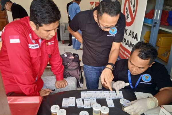 CIPTAKAN LINGKUNGAN KERJA BEBAS NARKOBA: BNNK CIANJUR GELAR EDUKASI BAHAYA PENYALAHGUNAAN NARKOBA DAN TEST URINE DI PLTM CIBALAPULANG 1