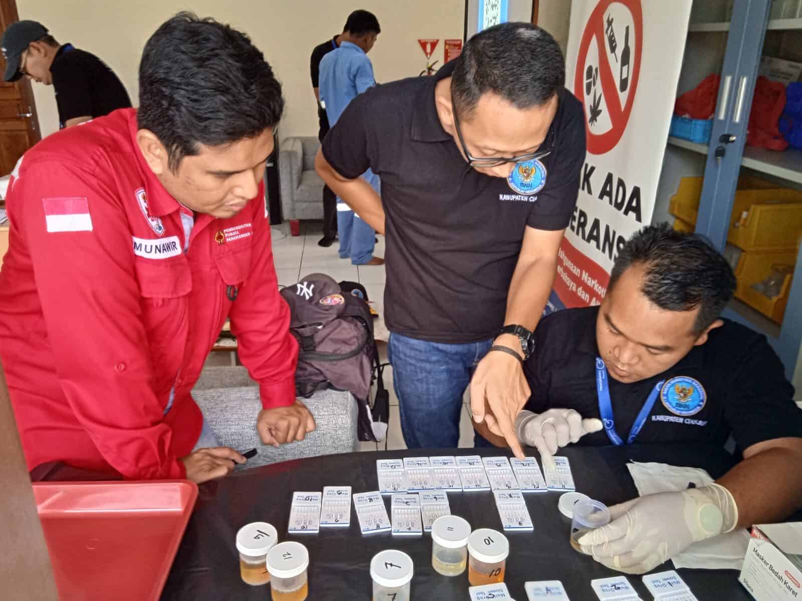 CIPTAKAN LINGKUNGAN KERJA BEBAS NARKOBA: BNNK CIANJUR GELAR EDUKASI BAHAYA PENYALAHGUNAAN NARKOBA DAN TEST URINE DI PLTM CIBALAPULANG 1 CIPTAKAN LINGKUNGAN KERJA BEBAS NARKOBA: BNNK CIANJUR GELAR EDUKASI BAHAYA PENYALAHGUNAAN NARKOBA DAN TEST URINE DI PLTM CIBALAPULANG 1