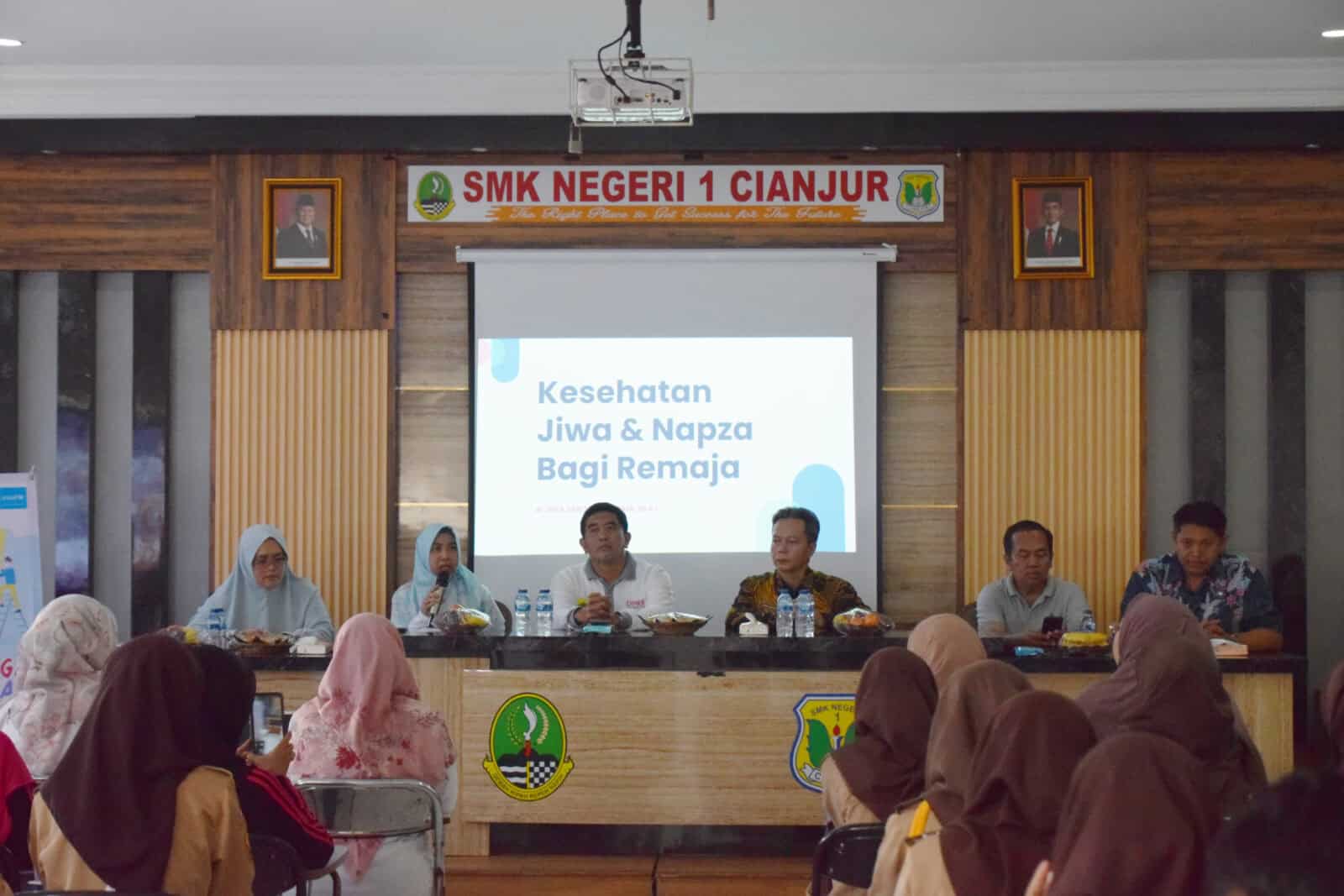 KOLABORASI BNNK CIANJUR DENGAN DINAS KESEHATAN KABUPATEN CIANJUR: EDUKASI P4GN UNTUK GENERASI YANG SEHAT DAN BEBAS NARKOBA KOLABORASI BNNK CIANJUR DENGAN DINAS KESEHATAN KABUPATEN CIANJUR: EDUKASI P4GN UNTUK GENERASI YANG SEHAT DAN BEBAS NARKOBA